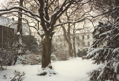 605972 Gezicht op een gedeelte van het hoofdgebouw (gebouw A) en de tuin van het Duitse Huis (tevens voormalig Militair ...